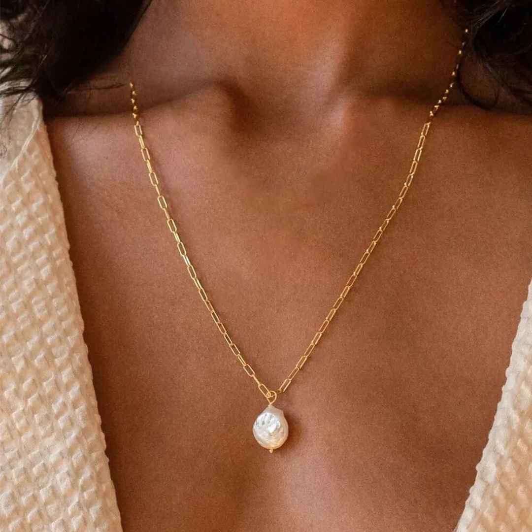 Exquisite Pearl Adorned Necklace