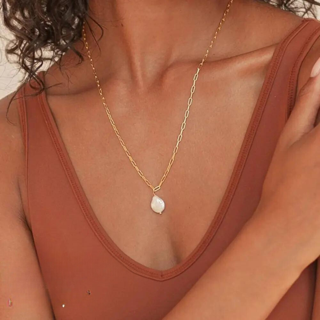 Exquisite Pearl Adorned Necklace